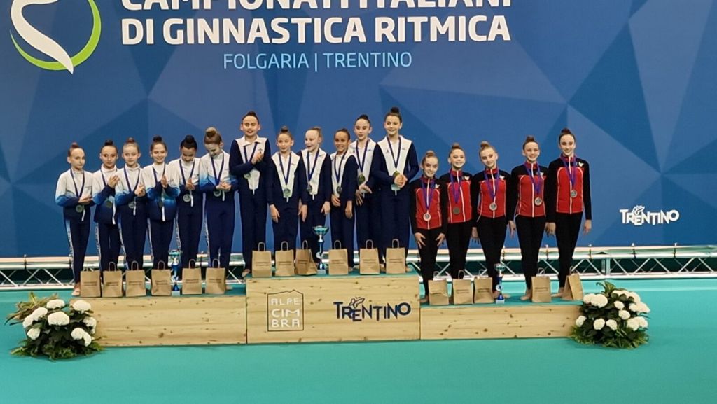 L’ultimo atto della stagione 2025-2026 di ginnastica ritmica con gli assoluti individuali a squadre è andato in scena lo scorso weekend a Folgaria